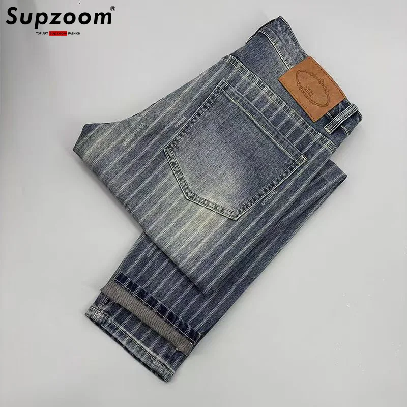 

Supzoom 2025 Новое поступление, горячая распродажа, модные повседневные джинсовые джинсы на четыре сезона с эластичными полосками, мужские джинсы