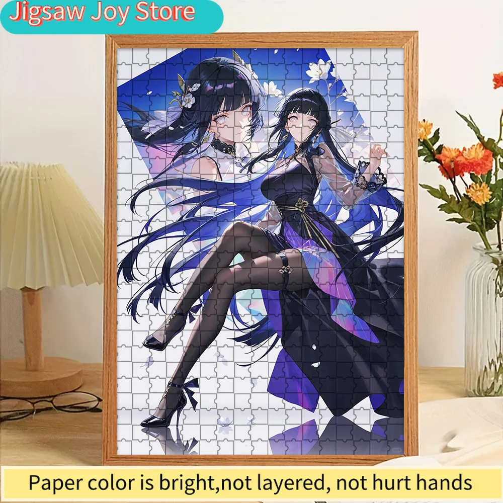 

Высококачественный бумажный пазл с изображением двух аниме-персонажек: девушек с длинными черными волосами в черных и фиолетовых платьях с белыми цветами.