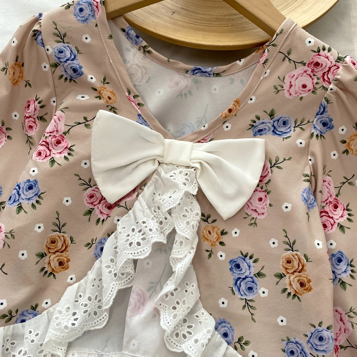 Herbstliche Mädchen-Kleidungssets mit Schleife am Rücken, Spitzenbesatz am Saum, Rückenfreiem Blumenmuster-Oberteil mit Langen Ärmeln und Lässiger Weitbeiniger Hose, 2-teilig – Detail 4