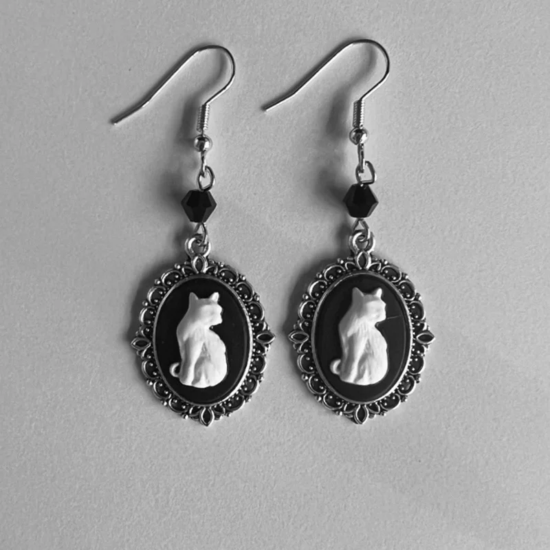 Image of 1 Paar Vintage Gothic Ohrringe mit weißem Katzenmuster für Damen, Vintage Silberfarbener Rahmen, kreative Hakenohrringe, Partyschmuck