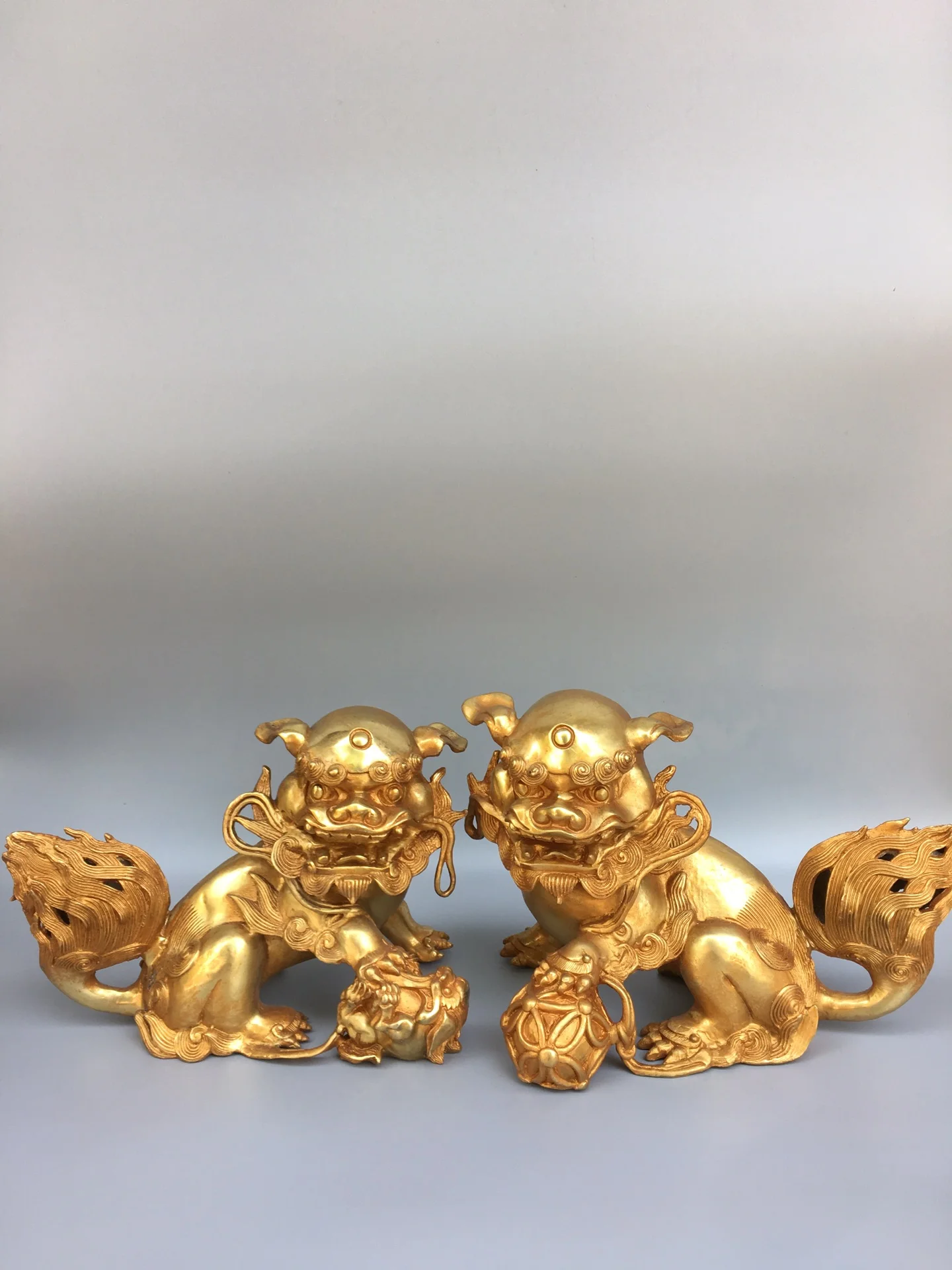 

10"Tibetan Temple Collection Bronze Gilt lion statue a pair Lion rolls hydrangea door lion Gather fortune Town house Exorcism