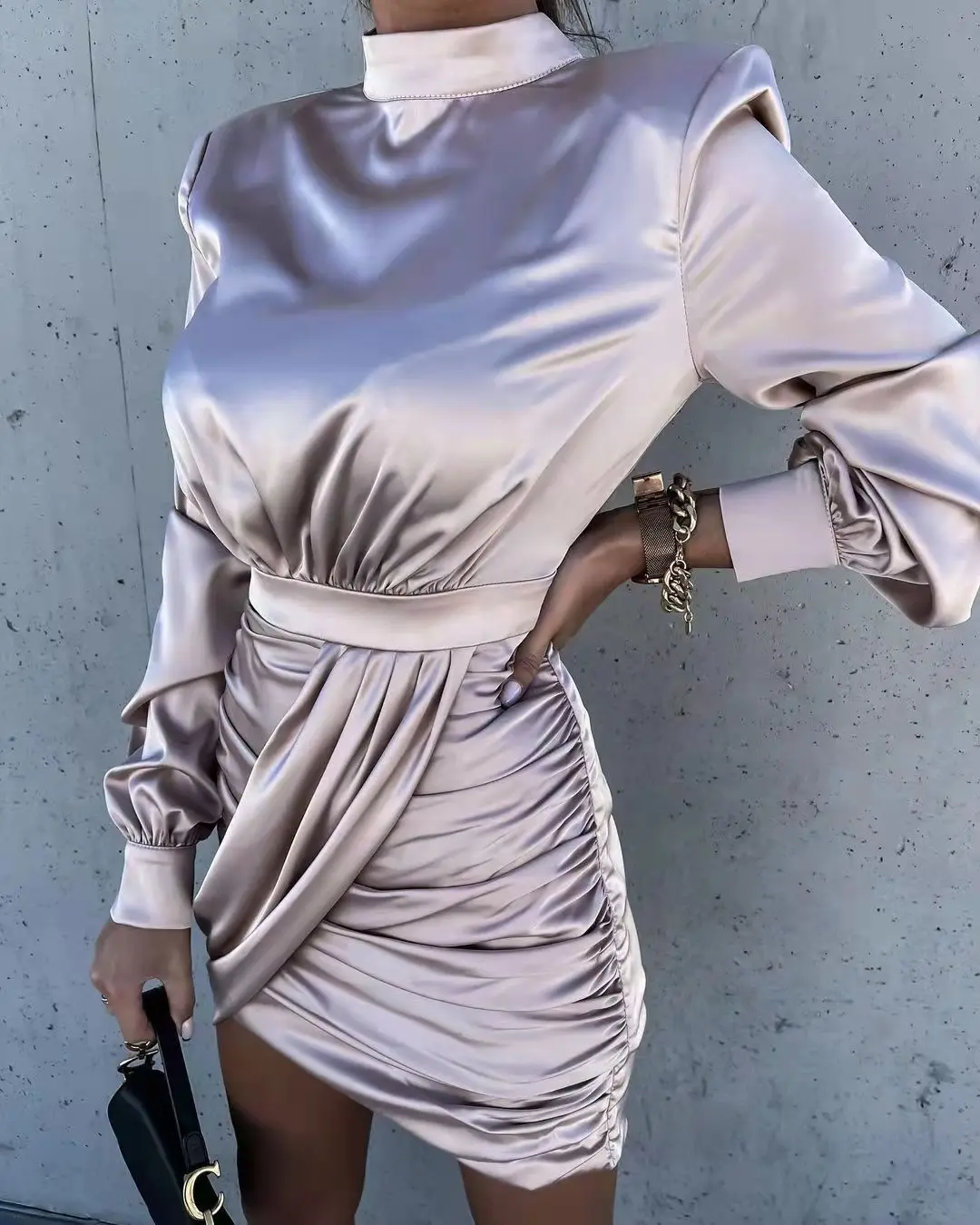 

Сексуальное атласное платье с плиссировкой, длинными рукавами, высокой талией и короткой юбкой для женщин, модное, для повседневной носки, однотонное, с круглым вырезом, на молнии