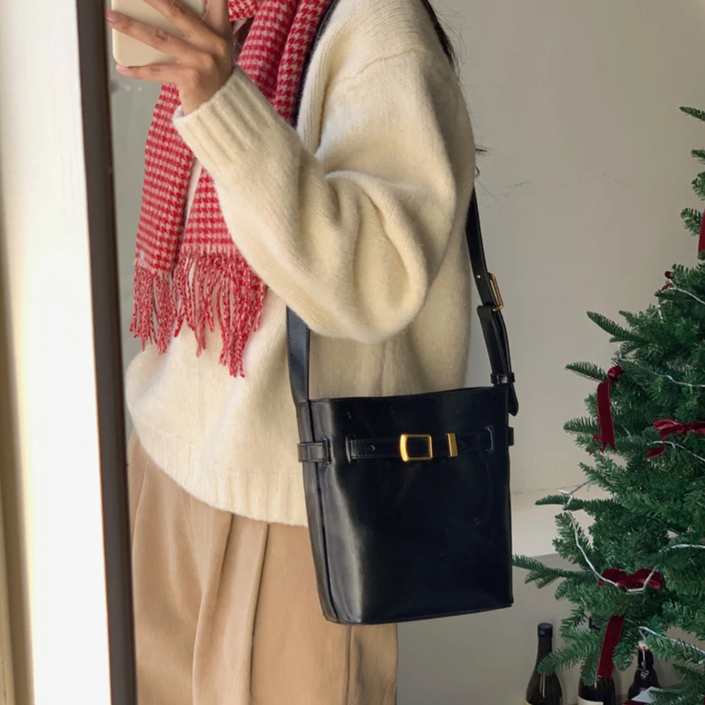 2024 New Niche Design Oil Wax Skin Small Water Bucket Bag for Women Retro One Shoulder Crossbody Casual Small Bag