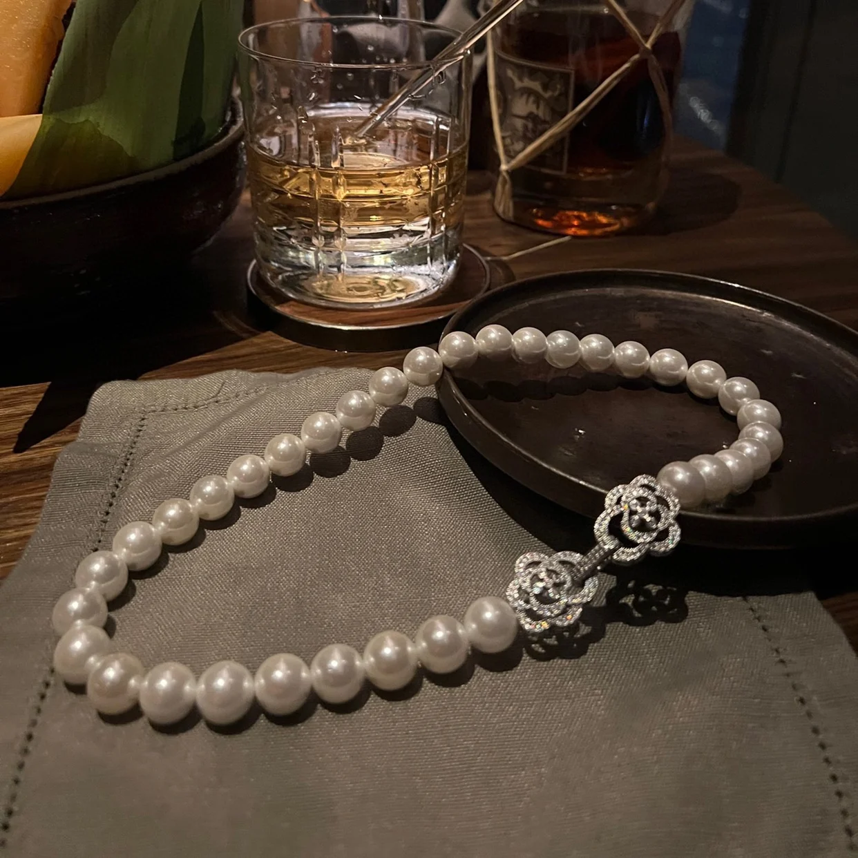 Wykwintny naszyjnik z krótkim łańcuszkiem, z klamrą w kształcie podwójnej kamelii, szklanymi sztucznymi perłami, biżuteria typu choker.