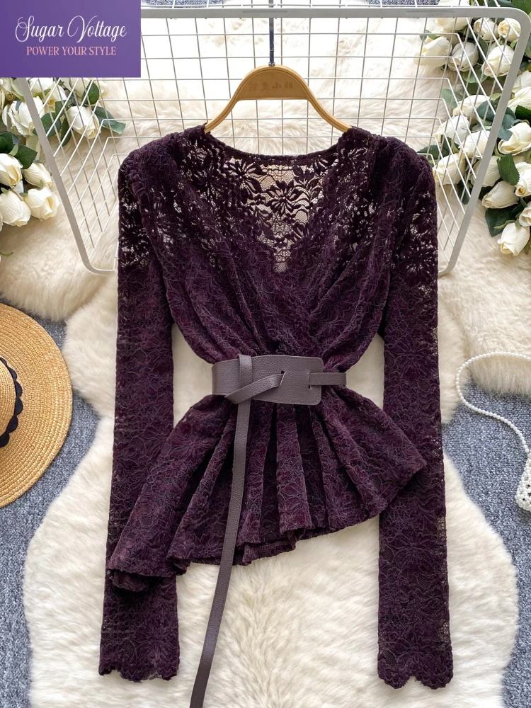 

Французская бархатная кружевная блузка женская осень-зима с v-образным вырезом и завязкой на талии топ с неровным подолом и полыми кружевными деталями элегантный стиль ретро