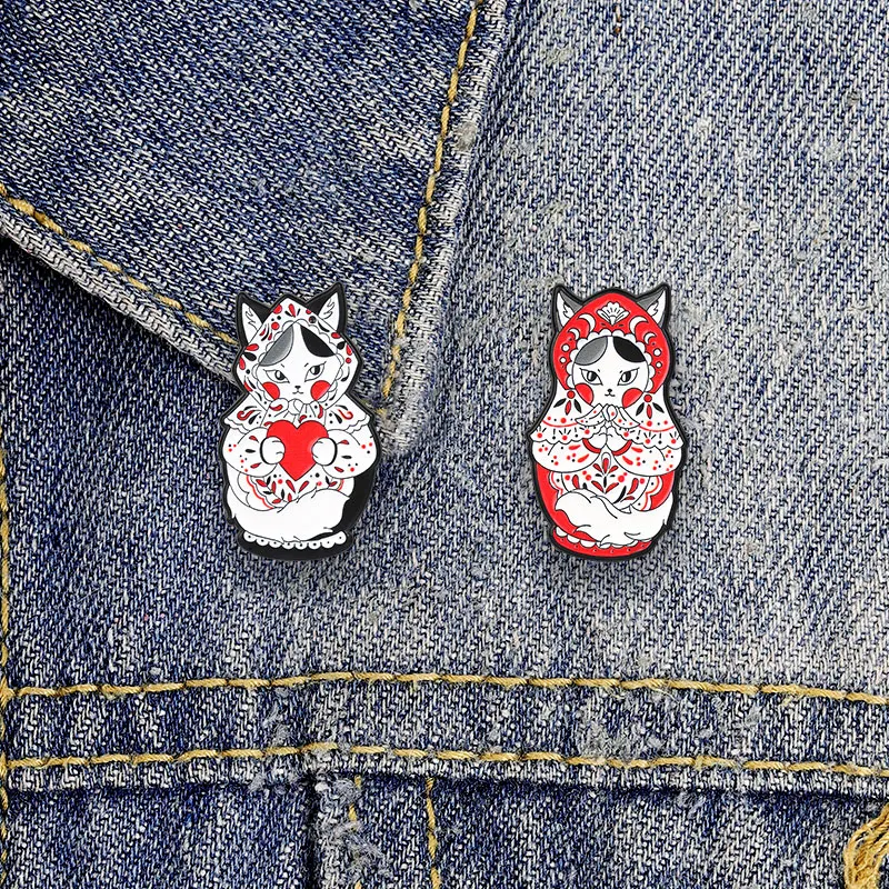 Russische Matroschka-Puppen-Emaille-Pins: Klassische russische Matroschka mit rotem Kopftuch, Sonnenbrille, Blumen- & Katzen-Brosche, Schmuck-Abzeichen – Detail 4