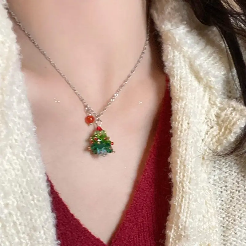 Collier en cristal de Noël Anime pour filles, pendentif arbre de Noël Kawaii, accessoires polyvalents, clavicule, beau cadeau