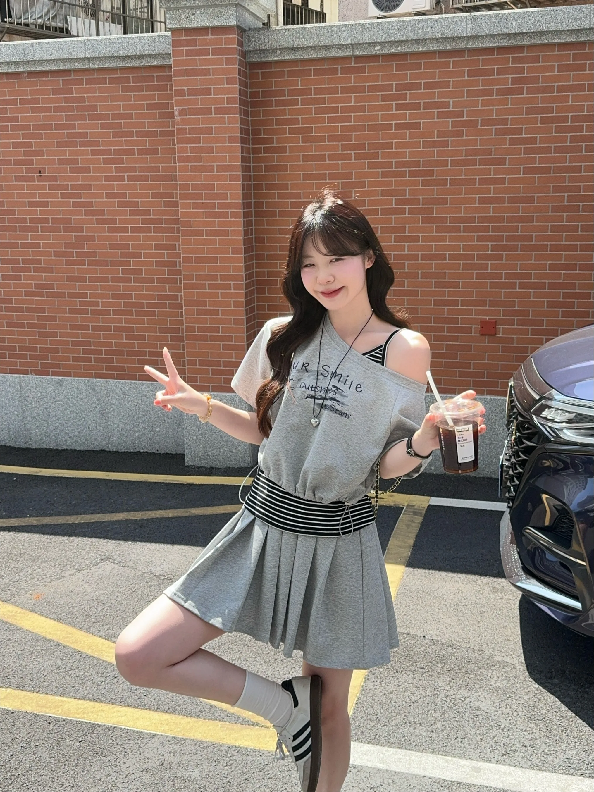

plus Size Anti-Aging Set Women's Shoulder Print Short Sleeve T-Shirt Stripe Base Tank Top High Waist Slimming Pleated Skirt