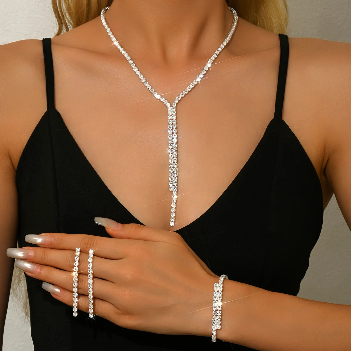 

The bridal gown accessory set, including necklace and earrings, features a design-inspired collar chain with an elegant touch.