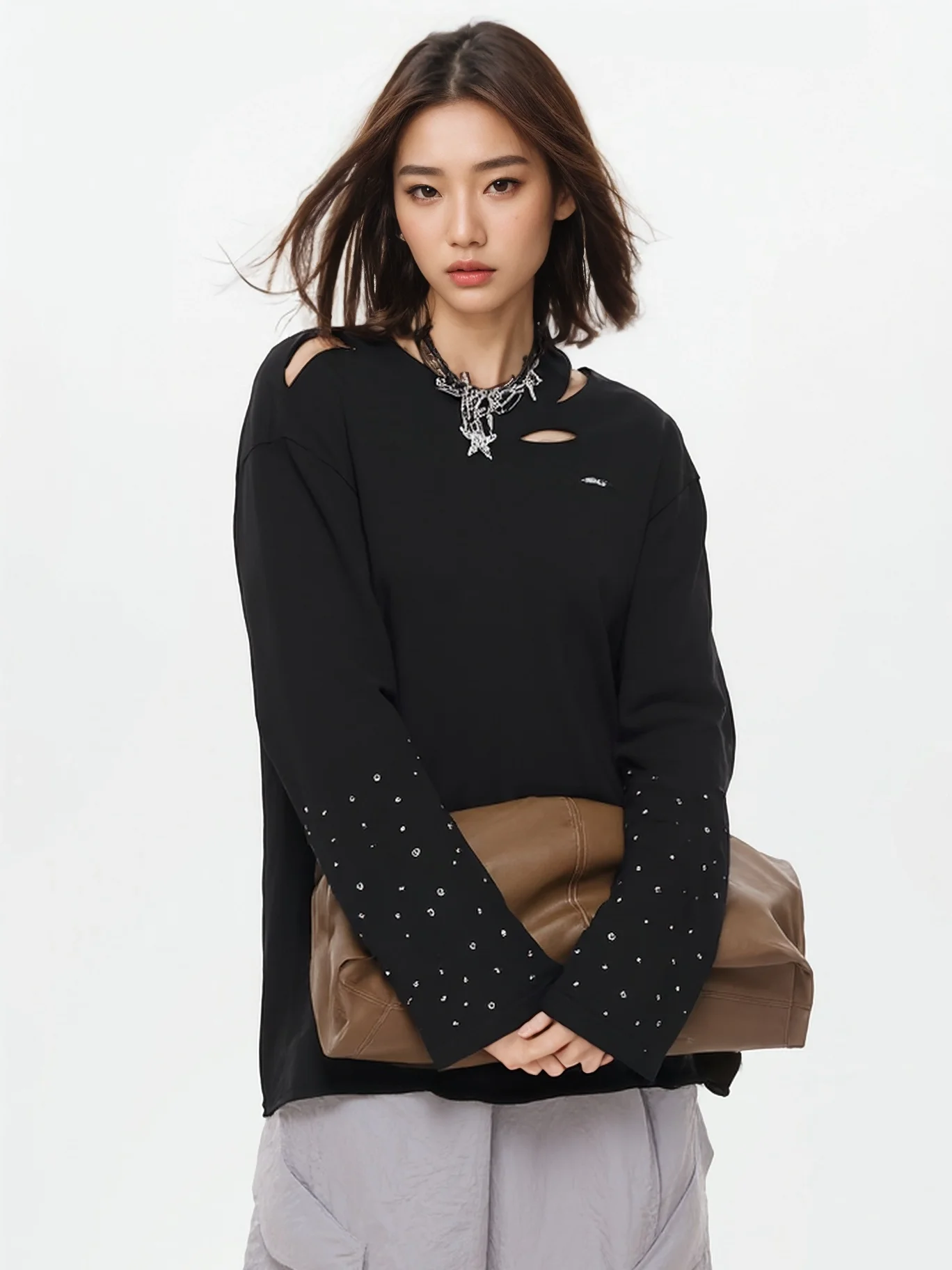 

Модная женская свободная футболка-миди с длинным рукавом, украшенная стразами, трендовая черная, осень 2026, повседневная, в стиле кэжуал.