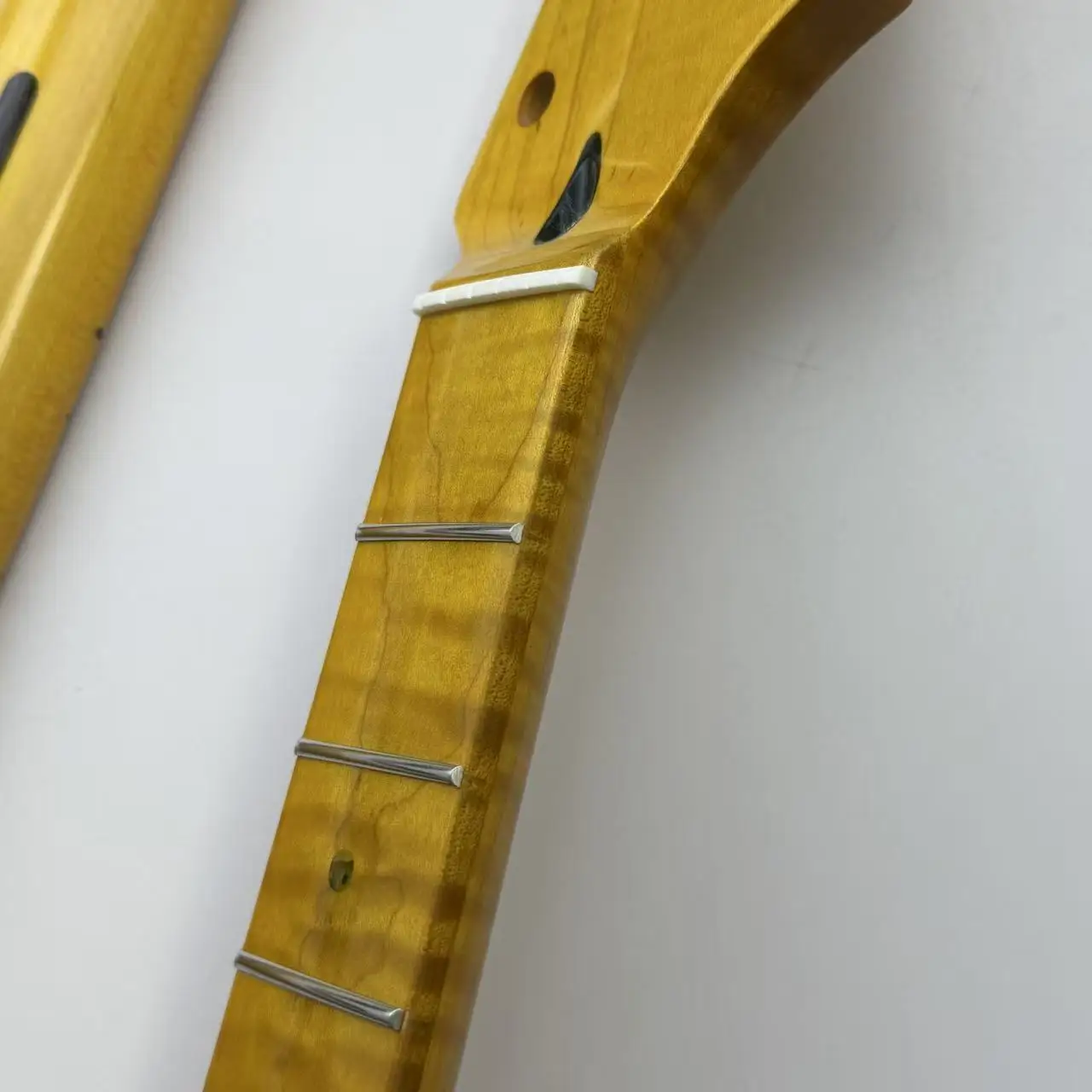 

Глянцевый светло-желтый гриф для гитары ST, фингерборд из волнистого клена, 22 лада, радиус 9,5 дюймов, инкрустация из перламутра, для электрогитар в стиле ST