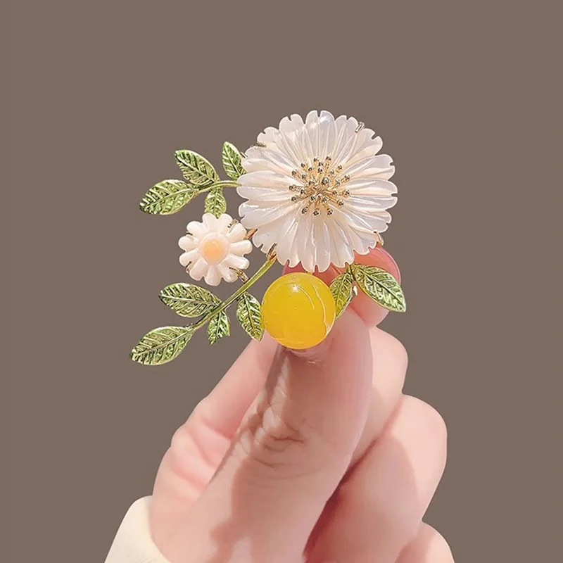 Fashion White Flower Brooches Women Metal Bouquet Brooch Pin Pastoral Style Jewelry Gifts Party Clothes Accesories