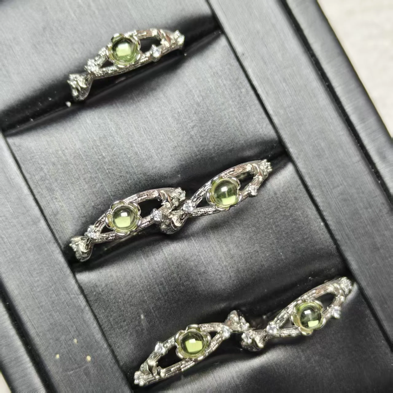 Großhandel Natürliche Peridot-Perlen Runde Kupferringe Modischer Hochschmuck, Bewegliche Ringe mit Verstellbarer Öffnung als Geschenk – Detail 5
