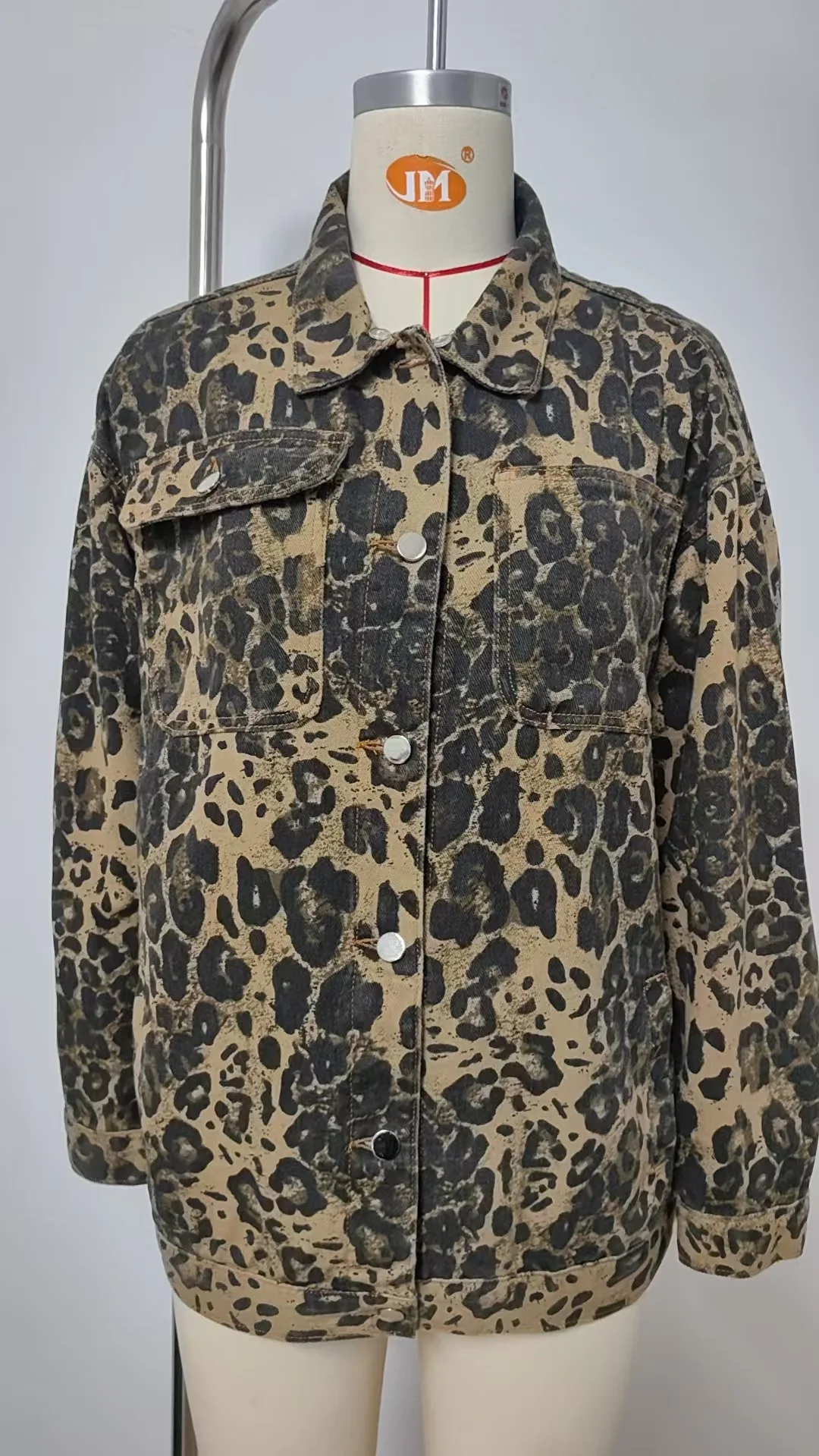 سترة كلاسيكية من قماش الدنيم المغسول سترة جديدة من قماش الدنيم المغسول للربيع والخريف سترة فضفاضة بسيطة بأكمام طويلة من قماش الدنيم للنساء