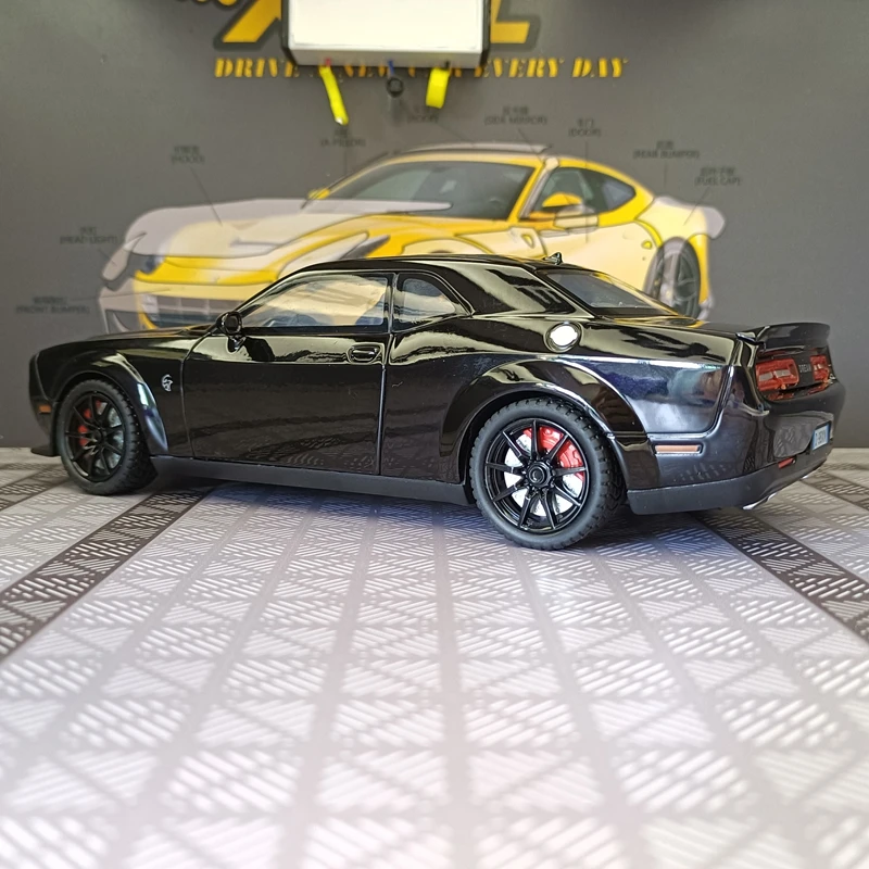 1:24 simulação Dodge Hellcat liga modelo de carro ornamento, portas e capô do motor, porta-malas pode ser aberto detalhes ricos acabamento fino