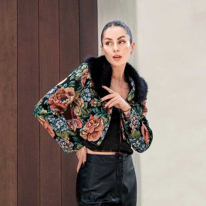 Vintage-Jacke mit floralem Jacquard-Patchwork, Pelzbesatz, langen Ärmeln, kurz geschnitten und tailliert. – Detail 2