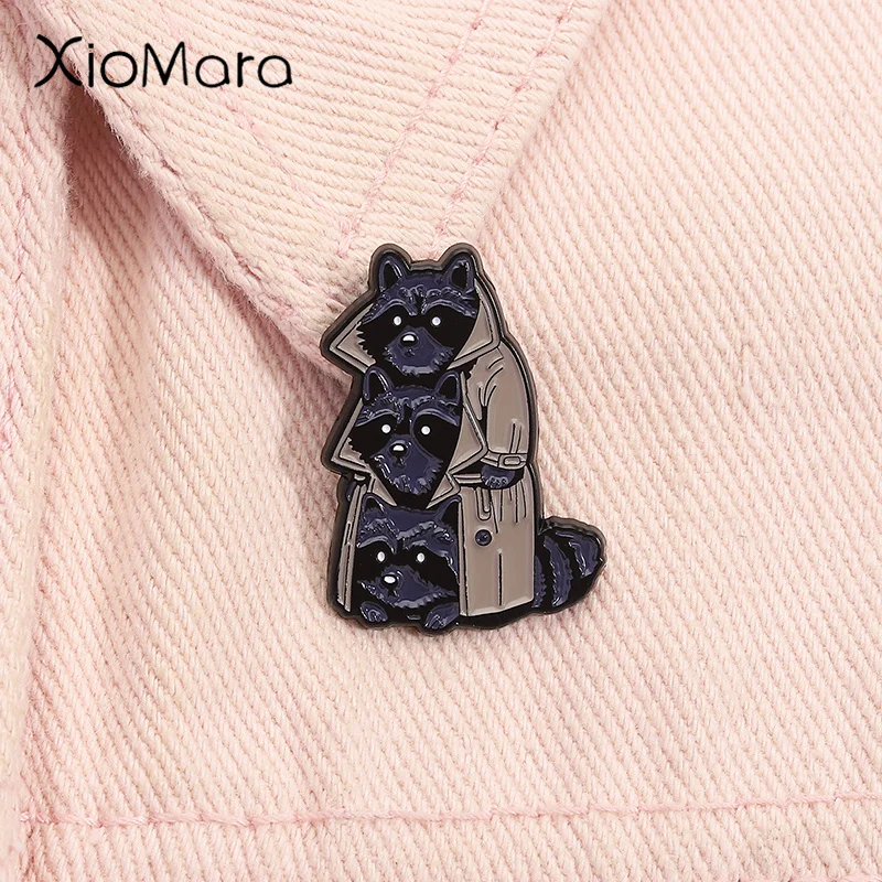 Niedliche Waschbären im Trenchcoat Emaille Pin Cartoon Tier Metall Brosche Revers Rucksack Abzeichen Schmuck Accessoires Geschenke für Freunde