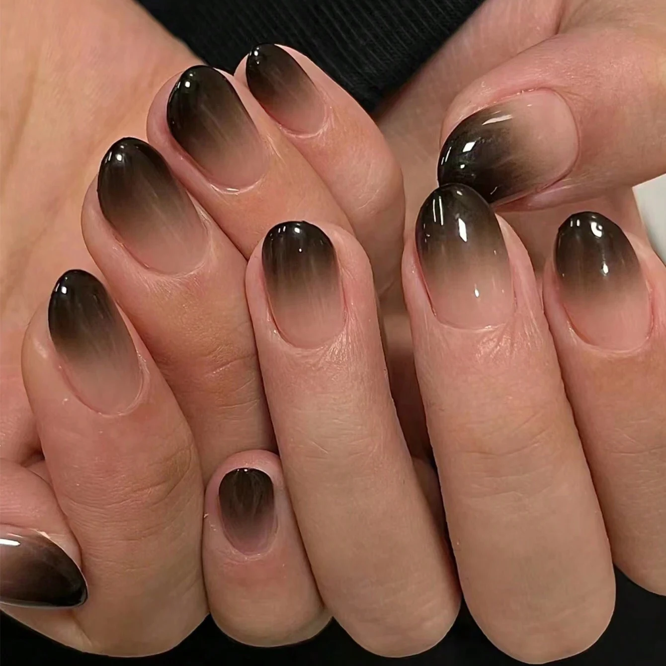 24 Stück schwarzer französischer spitzer Nagel, Halloween, mittelgroß, Mandel, künstlicher Nagel, schwarzes Farbverlaufsdesign, glänzendes Acryl, Damen-Nagelkunst