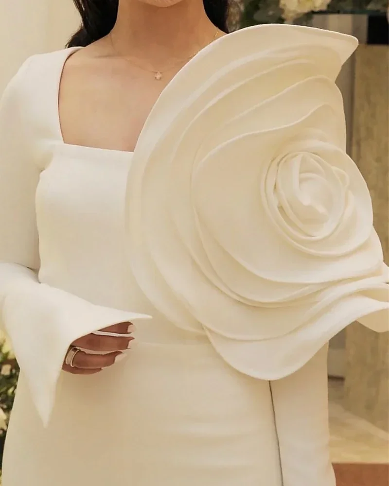 Maßgeschneidertes Yipeisha\'s schlichtes, quadratisches Kleid mit Schlitz führt bis zur Wadenlänge, verziert mit Blumen, schafft eine wunderschöne