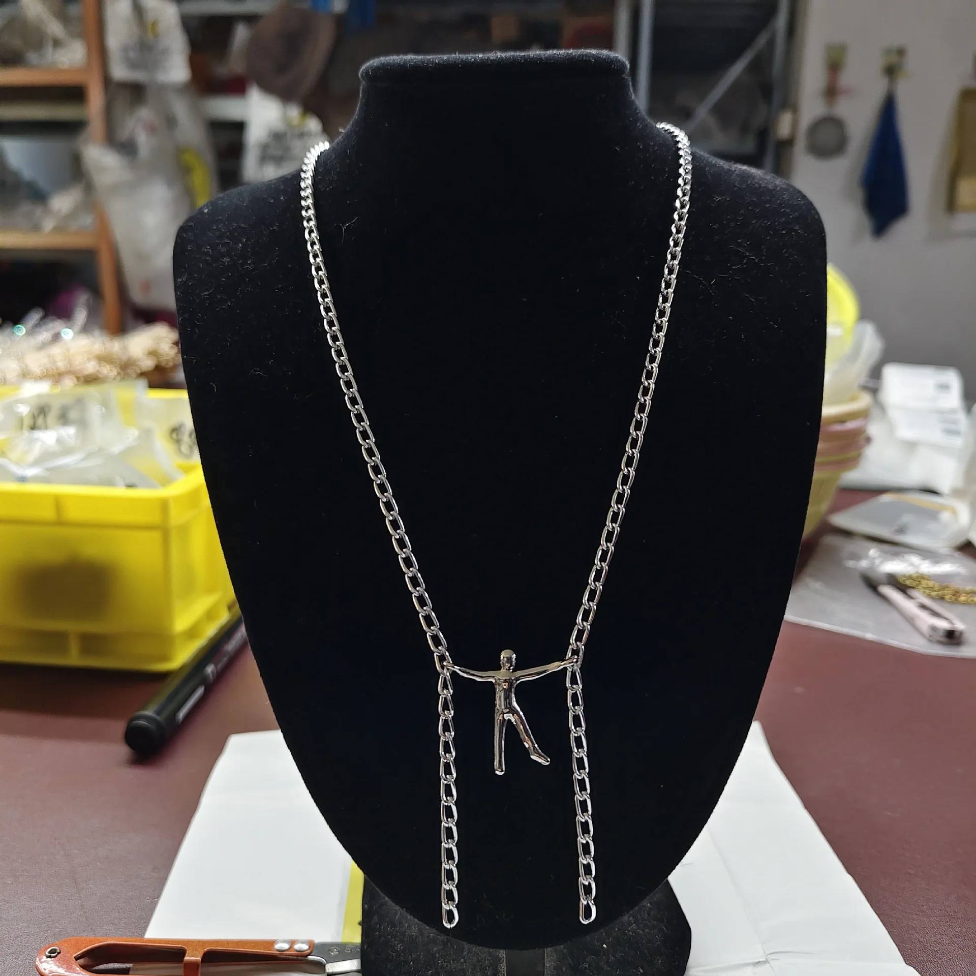 

New 3D Y‑Shape Tassel Human Pendant Necklace Minimalist Human Swing Clavicle Chain Women Jewelry