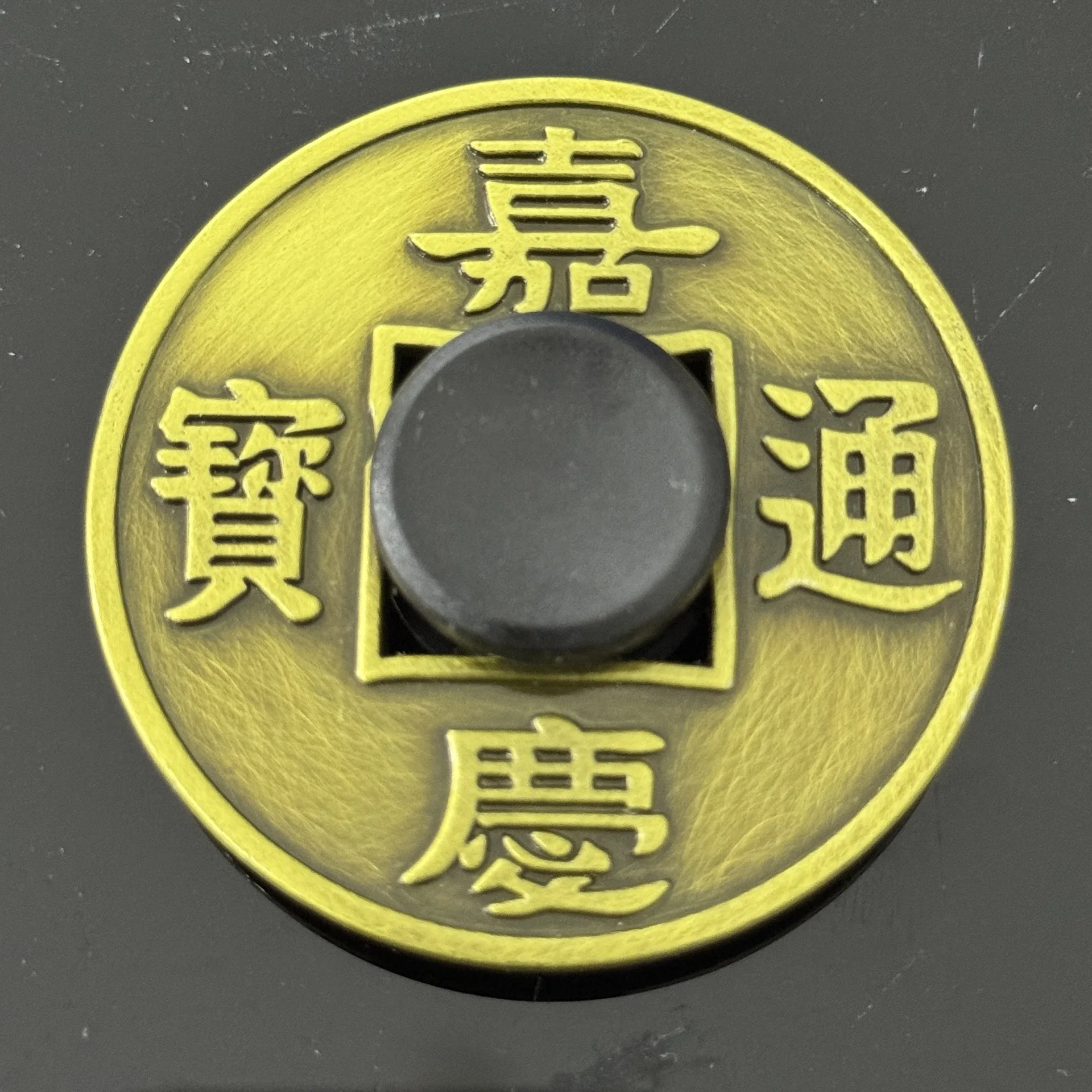 خمسة عملات الإمبراطور تململ سبينر الإمبراطور الصيني Kangxi Qianlong المعادن اليد سبينر الكبار ألعاب متململة مكتب الإجهاد الإغاثة اللعب