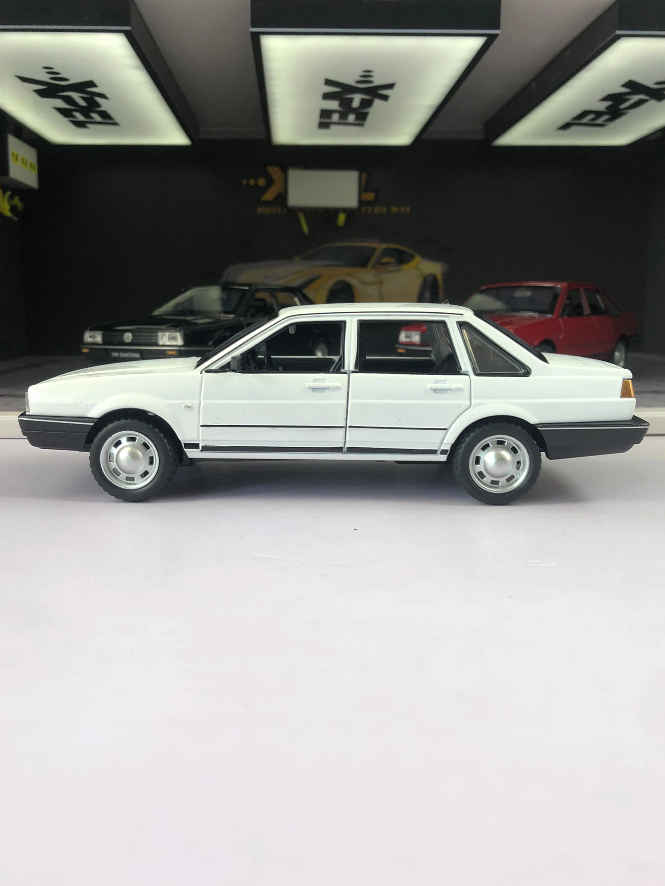 1:24 simulatie Santana-modelauto van zinklegering, statisch ornament, verzamelbare cadeau-auto van metaal