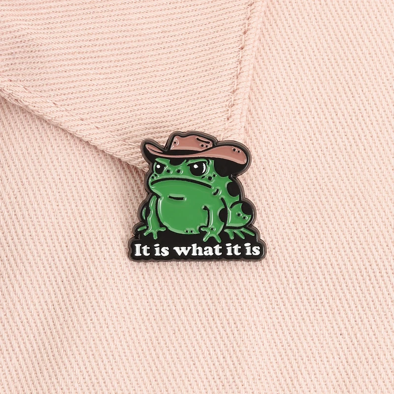 Cowboy-Frosch 'It Is What It Is' Emaille-Anstecknadel Retro-Legierungsbrosche Revers-Rucksack-Abzeichen Modeschmuck-Accessoire Geschenk für Freunde ﻿