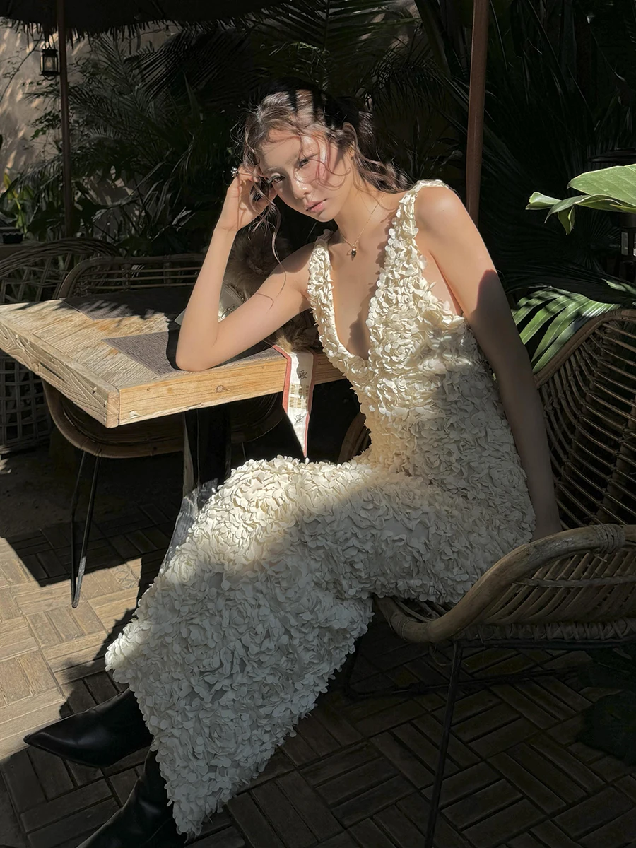 ReddaChic 여성 질감 탱크 이브닝 드레스 3D 꽃 장식 딥 브이 넥 Fishtail Bodycon 맥시 롱 드레스 로맨틱 공식 의류