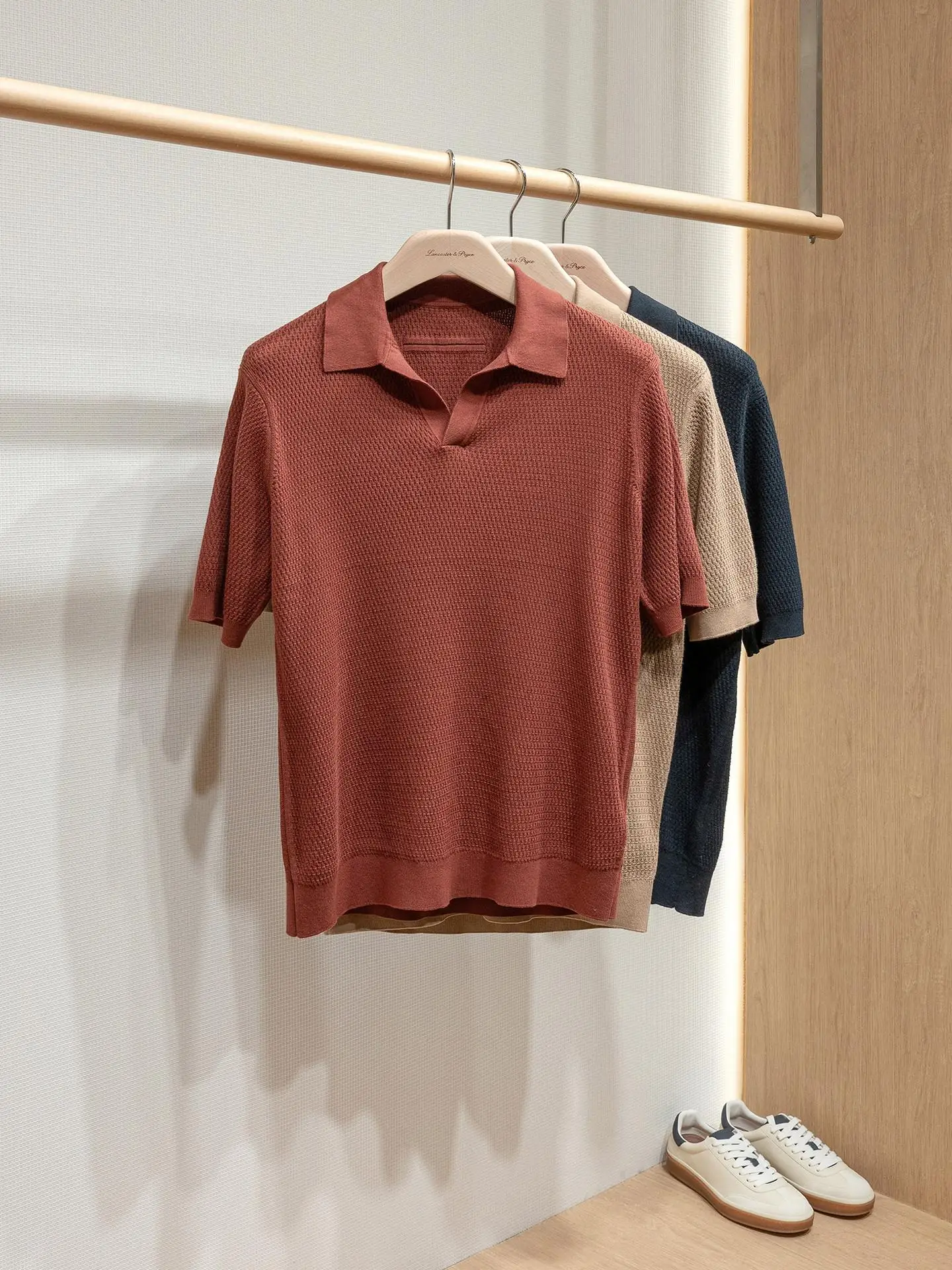 Casual and versatile light luxury style ribbed knitted short sleeved polo shirt with a flip
