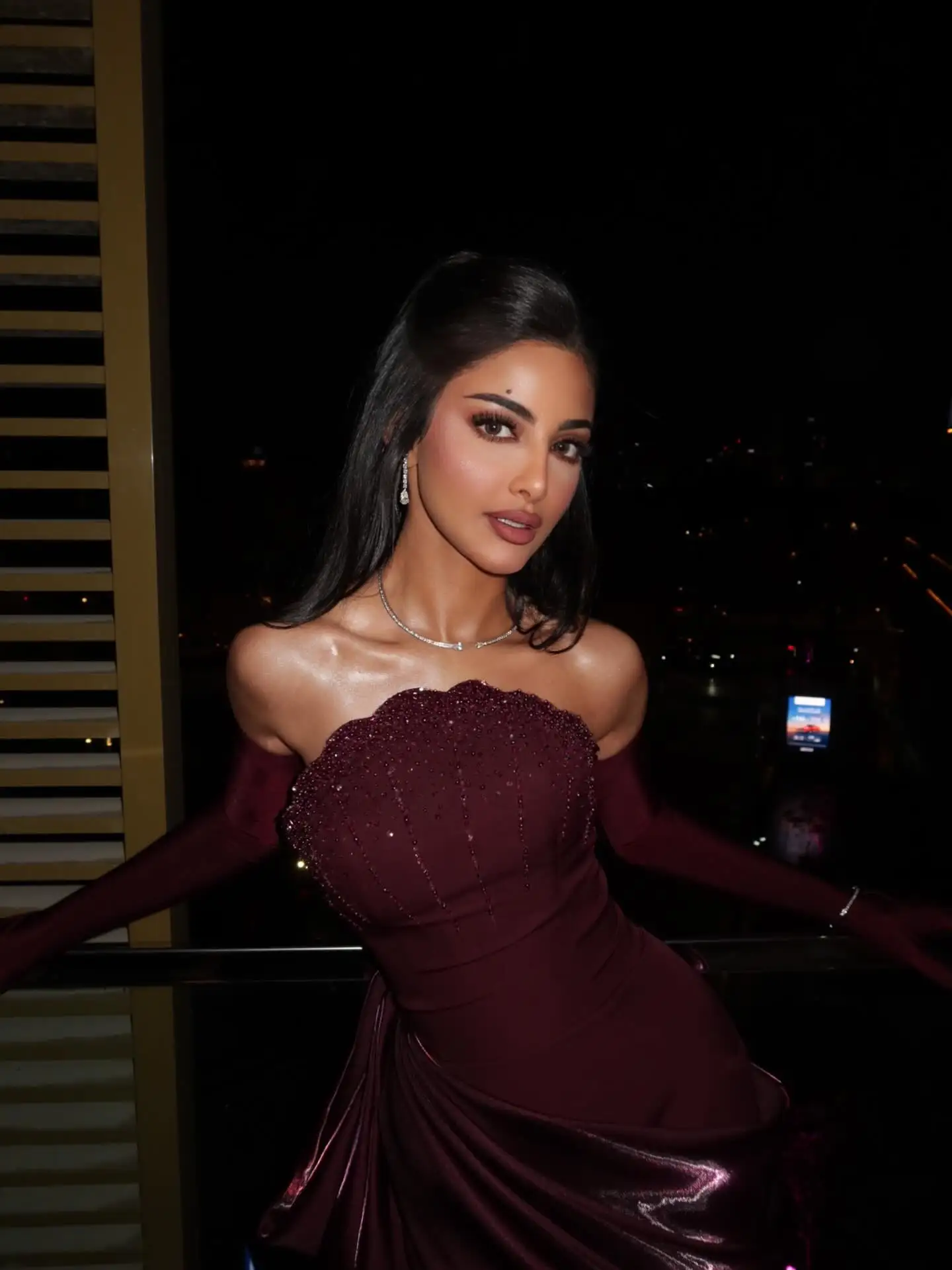 Sharon Said Dubai Weinrotes trägerloses Meerjungfrauen-Abendkleid mit Perlen und Quasten aus Satin mit Handschuhen, formelles Ballkleid für Damen SS608, maßgeschneidert – Detail 9
