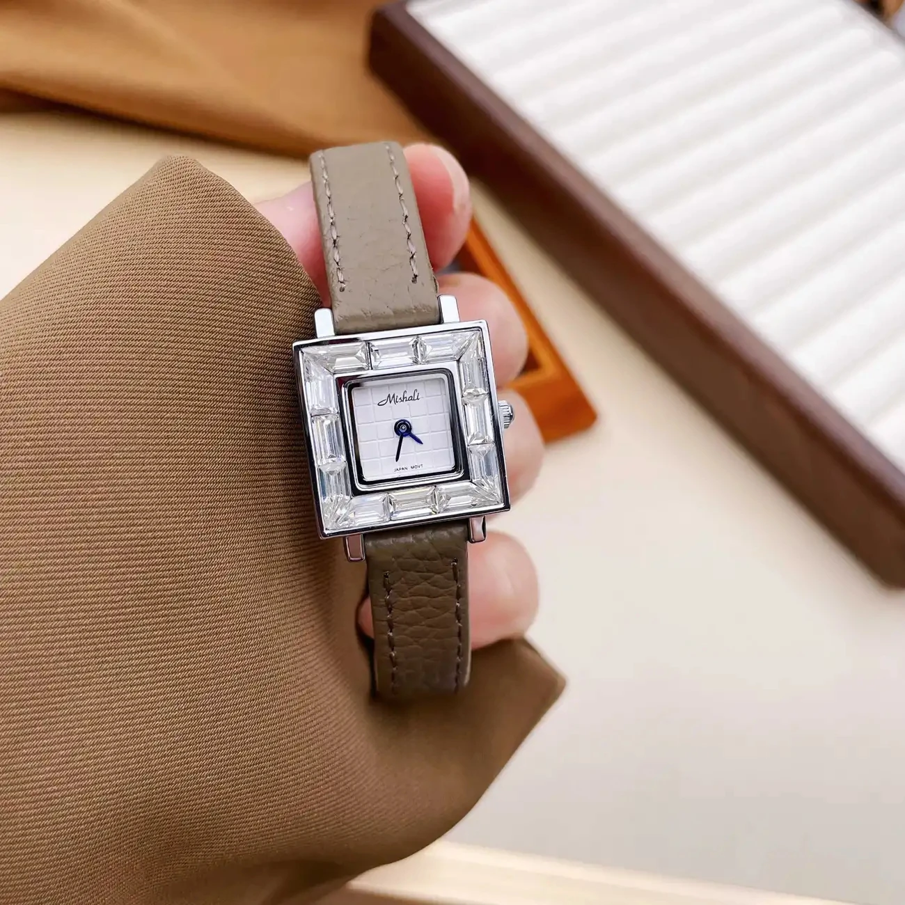 

202-nieuw dameshorloge mode vierkante diamanten vierkante wijzerplaat echt leer quartz horloge licht luxe premium