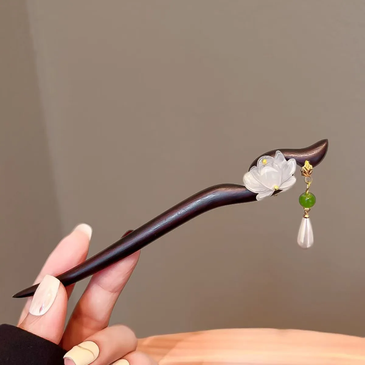Grampo de Cabelo Vintage de Imitação de Lótus Branco e Sândalo Preto para Mulheres, Estilo Chinês, com Franjas de Madeira, Acessório de Cabelo