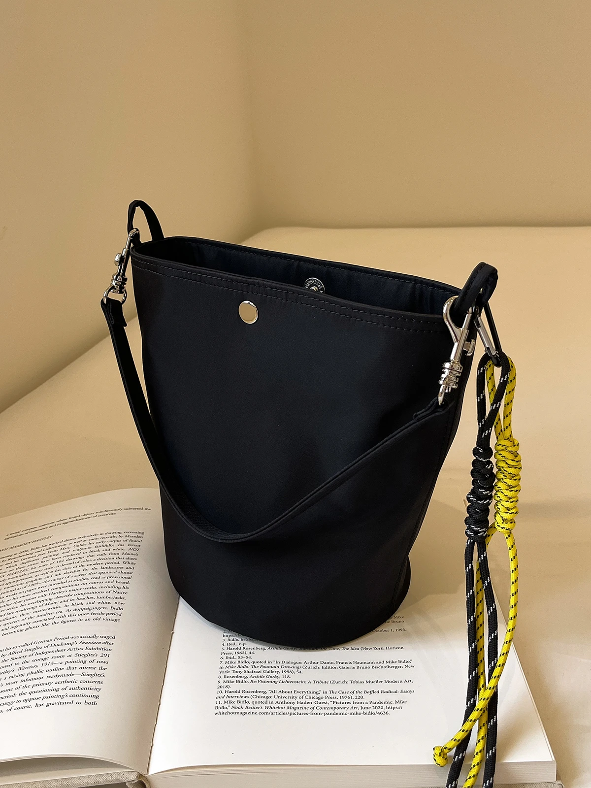 

Casual nylon small bag female 2024 new lightweight messenger bag shoulder bag bucket bag.