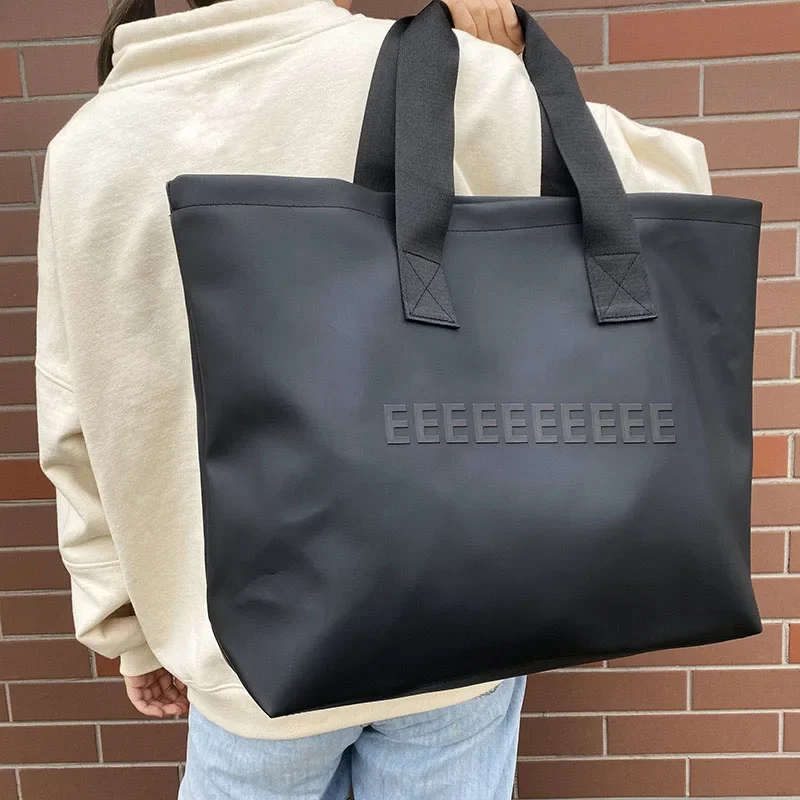 

Trend Men's Tote Bag Luxury Design Shopping Bag Emboss Letter Print Handbag Long Shoulder Strap Casual PU High Capacity Bag