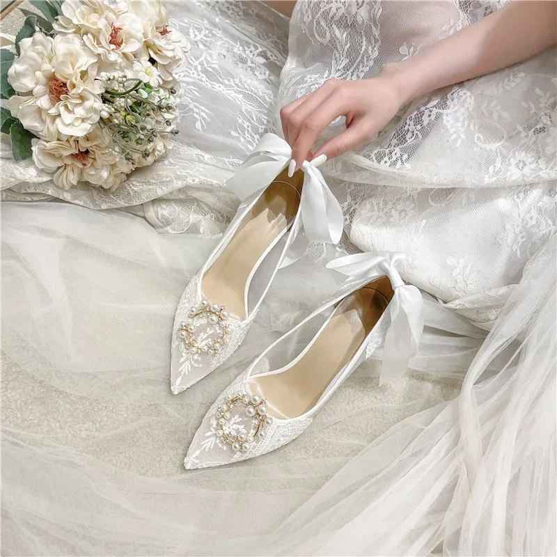 

Wearing two French wedding shoes, lace bridesmaid shoes, white pointed high heels, women's slim heels, bride's shoes