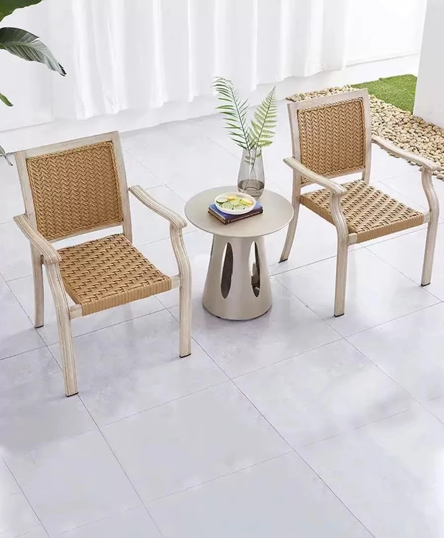 

Небольшой комплект для квартиры: плетеное кресло с откидной спинкой для открытого воздуха и маленький кофейный столик.