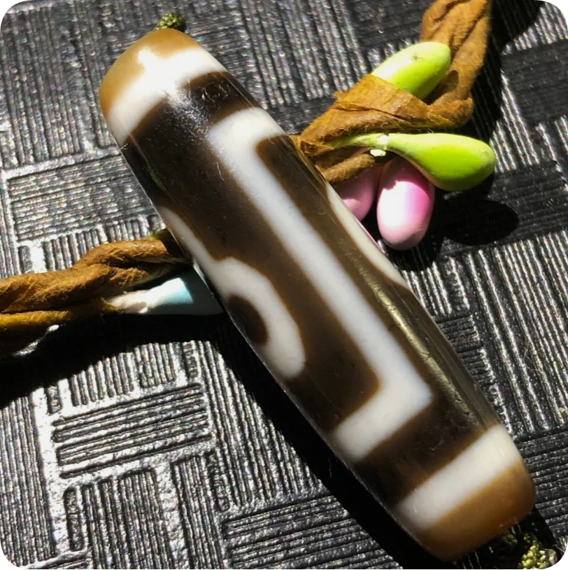 Energy Tibetan Old Agate Ivory Color Bodhi tree Totem dZi Bead Amulet 11*40mm