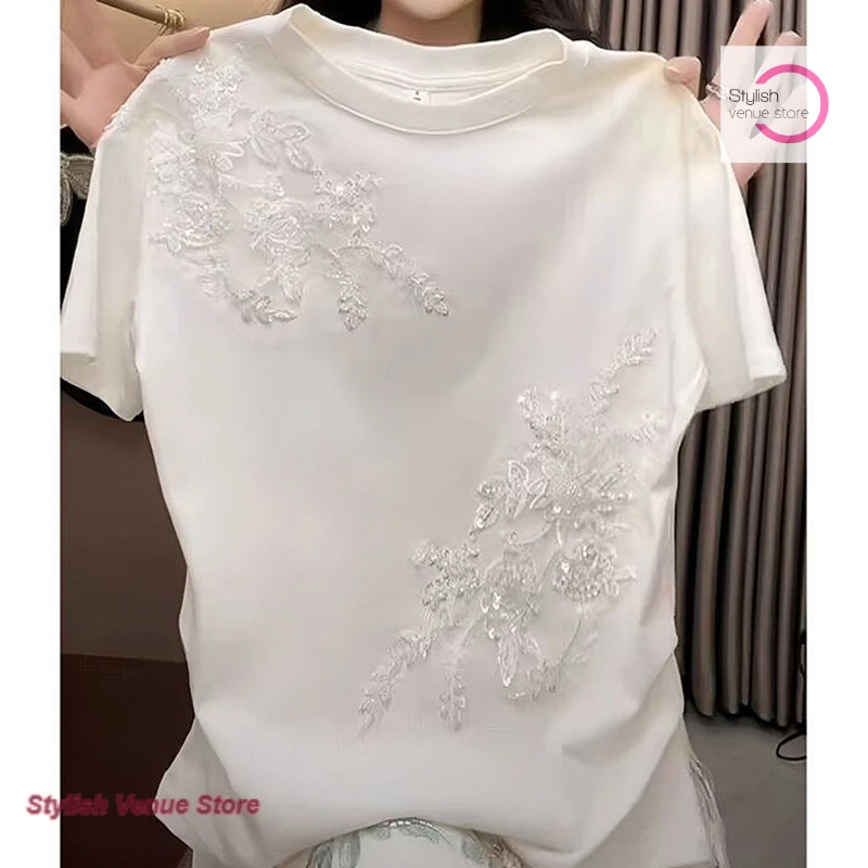 T-shirt blanc brodé de fleurs de style coréen pour femme, nouvelle collection printemps-été, design tendance et décontracté, top polyvalent.