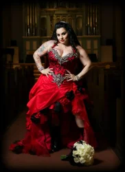 Vampire Red and Black Gothic Wedding Dress with Hand Sewn Rhinestones Flowers Lace Appliques Halter V-Neck High Low Bridal Gown