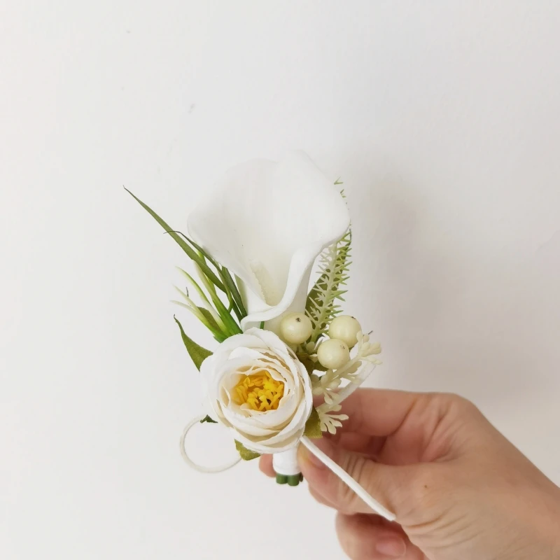 白いチューリップとスズランのウェディングブーケ、花婿の付添人や花嫁
