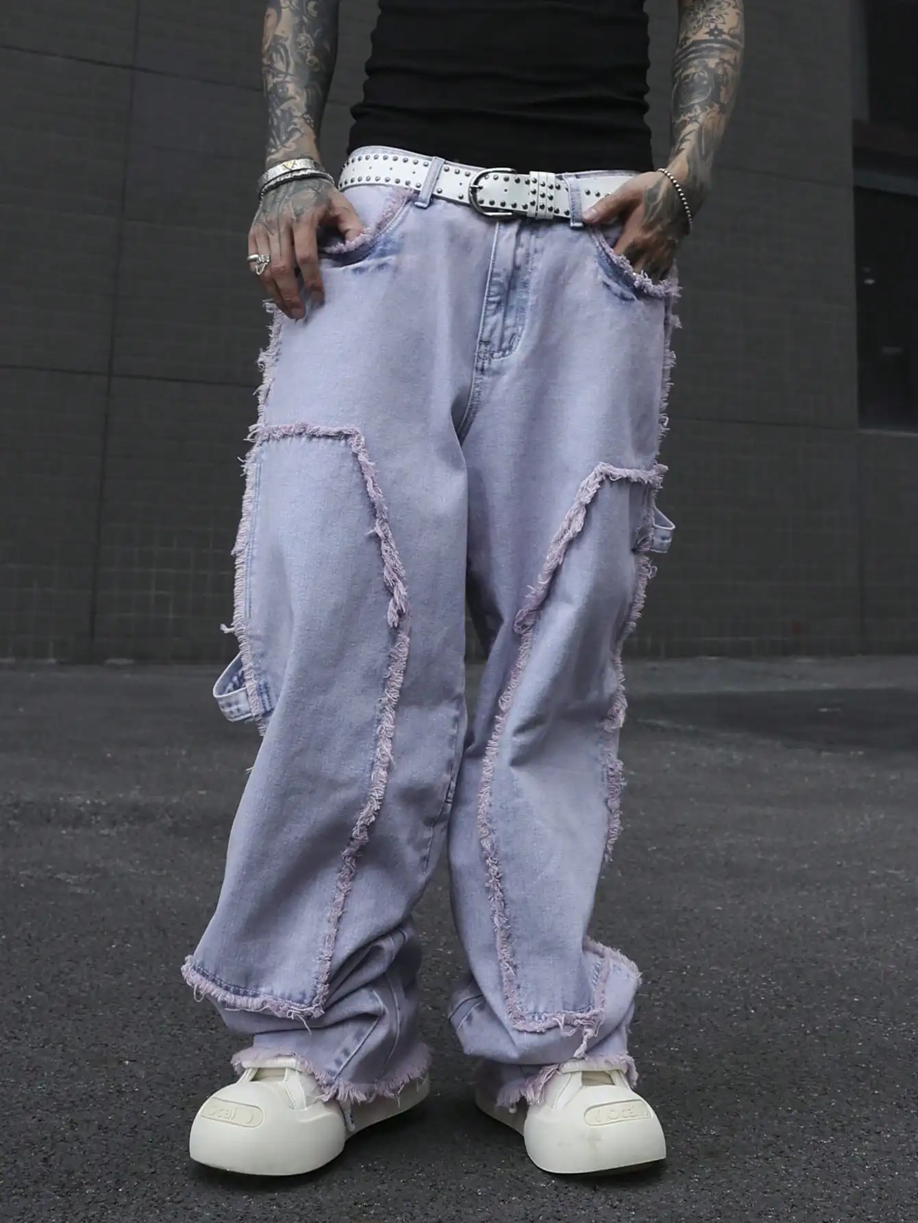 

Мужские потертые джинсы фиолетового цвета, с уличным модным рваным дизайном, делает вас стильно при выездной.