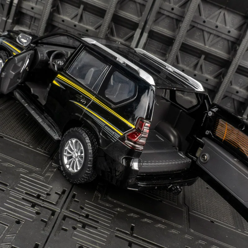 CCA 1:24 simulação Toyota Prado liga modelo de veículo off-road, portas e capô do motor, porta-malas pode ser aberto com som e luz