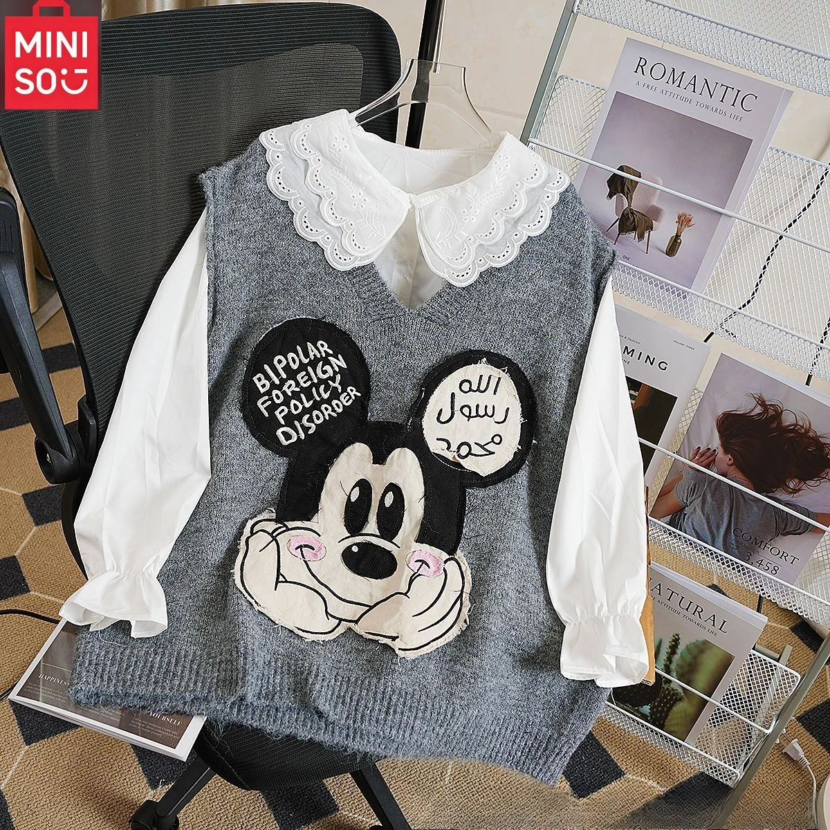 

Женский свитер-жилет в мультяшном стиле MINISO, средней длины, в сочетании с новым свободным жилетом и трикотажным топом.