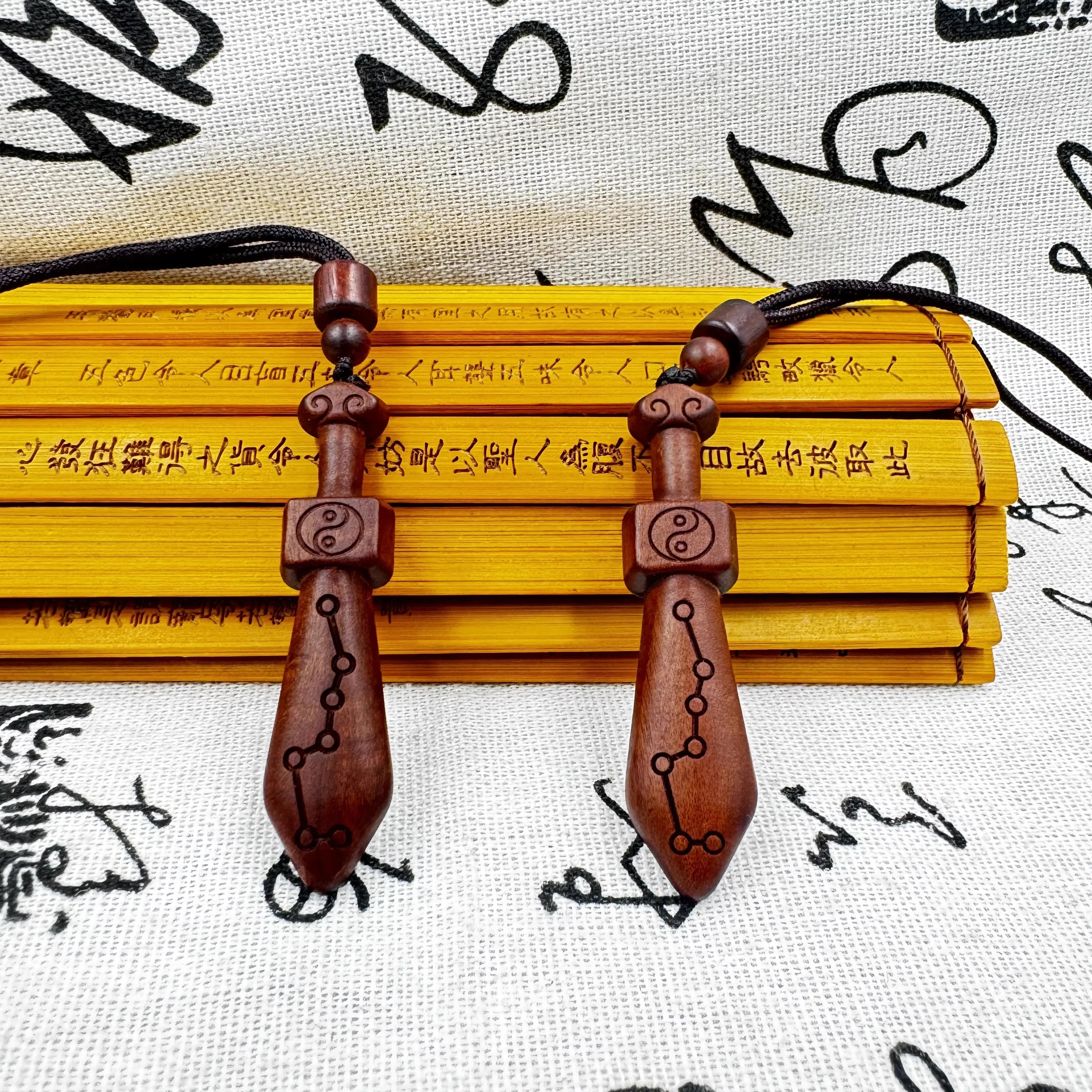 Madera de azufaifo de trueno natural, colgante de espada de madera pequeña Taboo de siete estrellas de Tai Chi, artesanías culturales taoístas