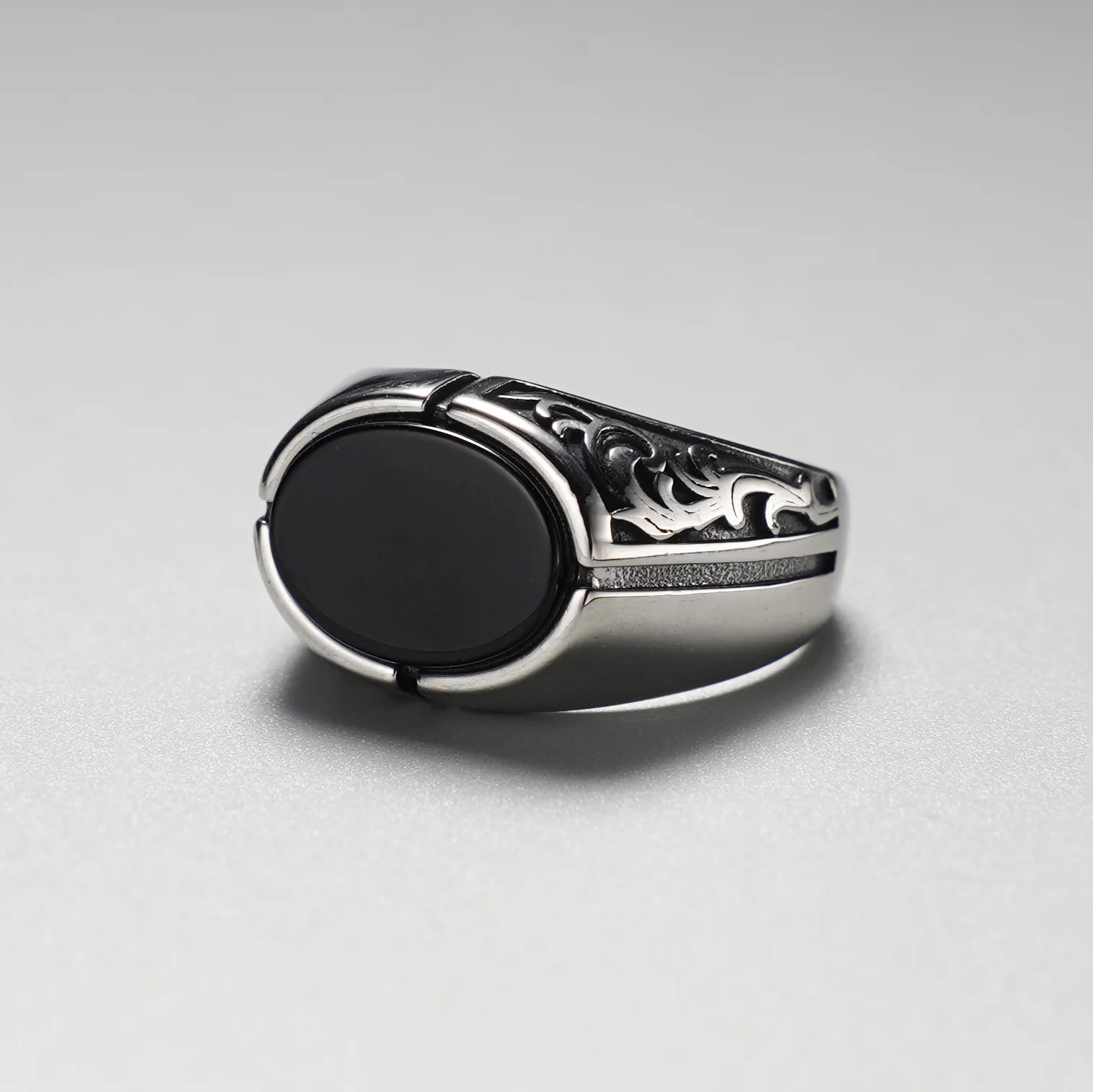 Herren-Siegelring im Vintage-Stil mit schwarzem Onyx, 316L Edelstahl, Retro-Schriftzug mit Blumenmuster, gotischer Biker-Statement-Schmuck – Detail 7