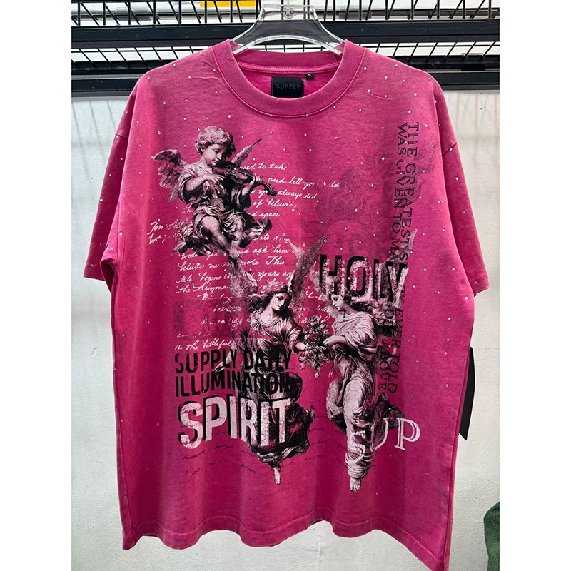 Sommerliches Vintage-T-Shirt für Herren mit roter Waschung und Grafik: Himmel, Wolken, Engel, Cherub, Strass – Lässiges Baumwoll-T-Shirt mit entspannter Passform – Detail 2