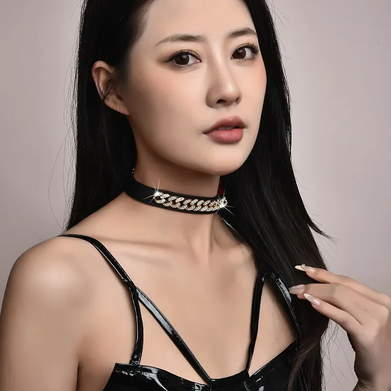 2025Cinturino nero scuro, cinturino da collo in roccia, chiusura a catena girocollo, cinturino in pelle