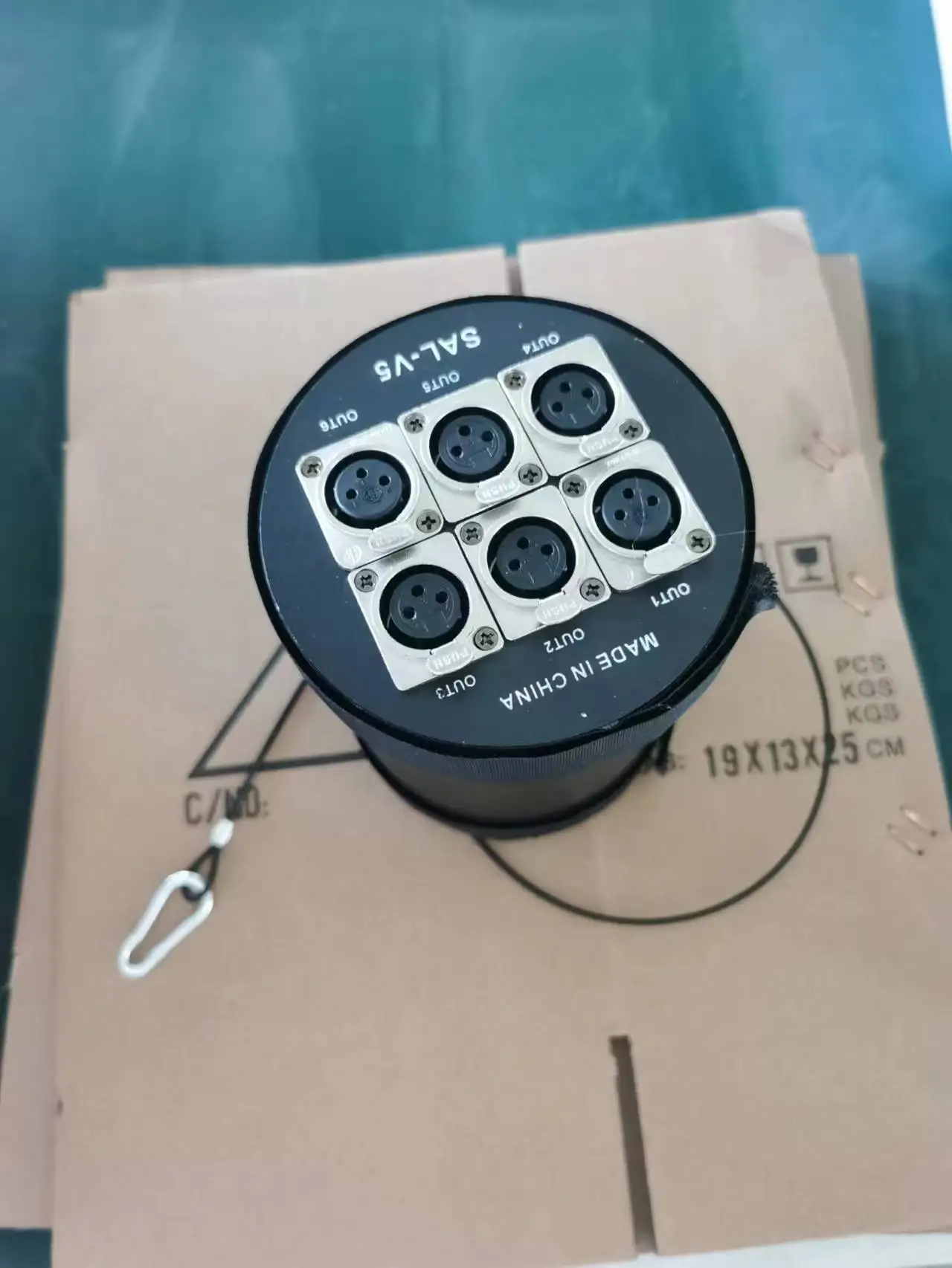 Factory Supplied signal Amplifier Bundled signal Amplifier 6-way DMX signal Amplifier