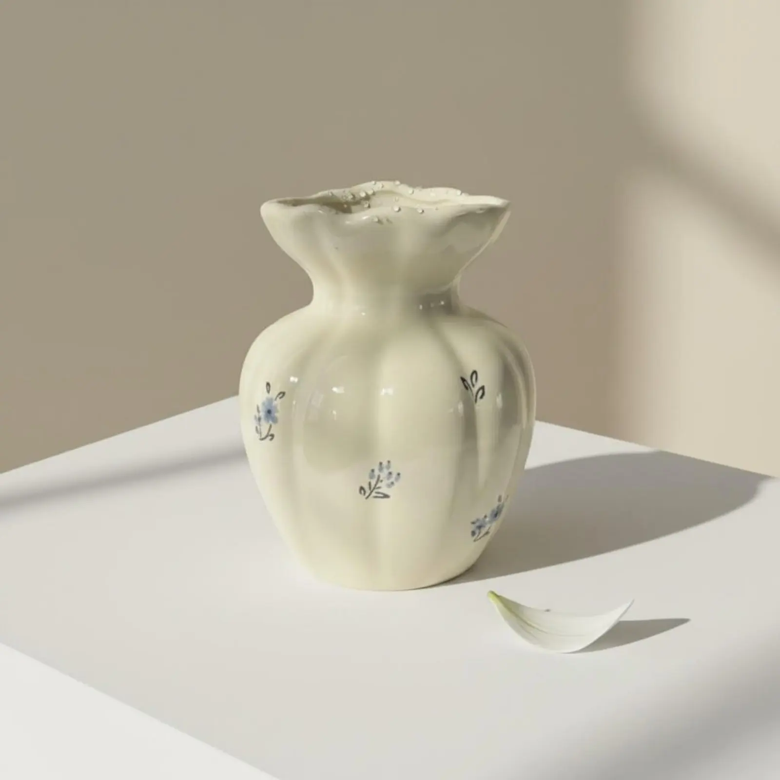 Ruffled Ceramic Vase Shiny Glaze Finish Countertop Centerpiece House Decoration Hydroponic Suitable for Dining Table, Bedroom