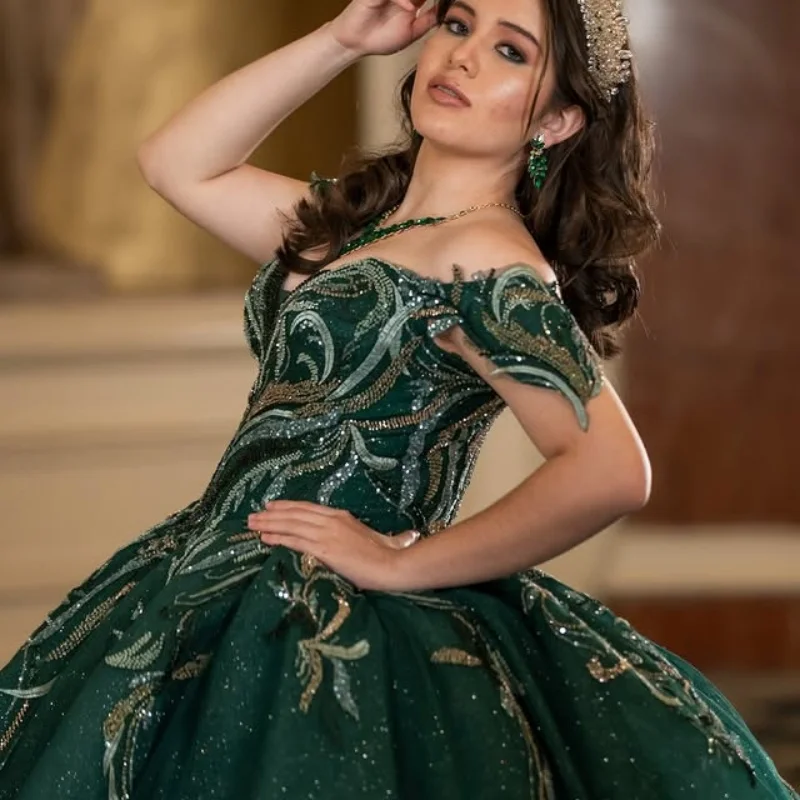 Robe Quinceanera vert foncé brillant, épaules dénudées, dentelle, paillettes de cristal, décalcomanie, longue queue, robes de 15 Quinceanera ﻿ Personnaliser